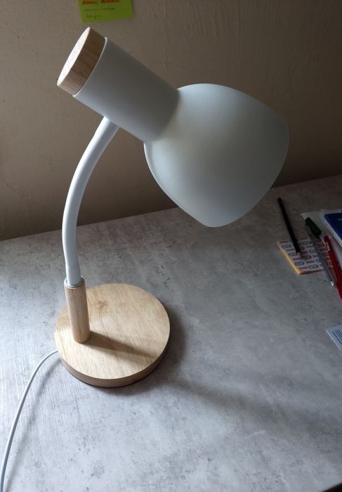 Янги аммо арзон стол лампаси