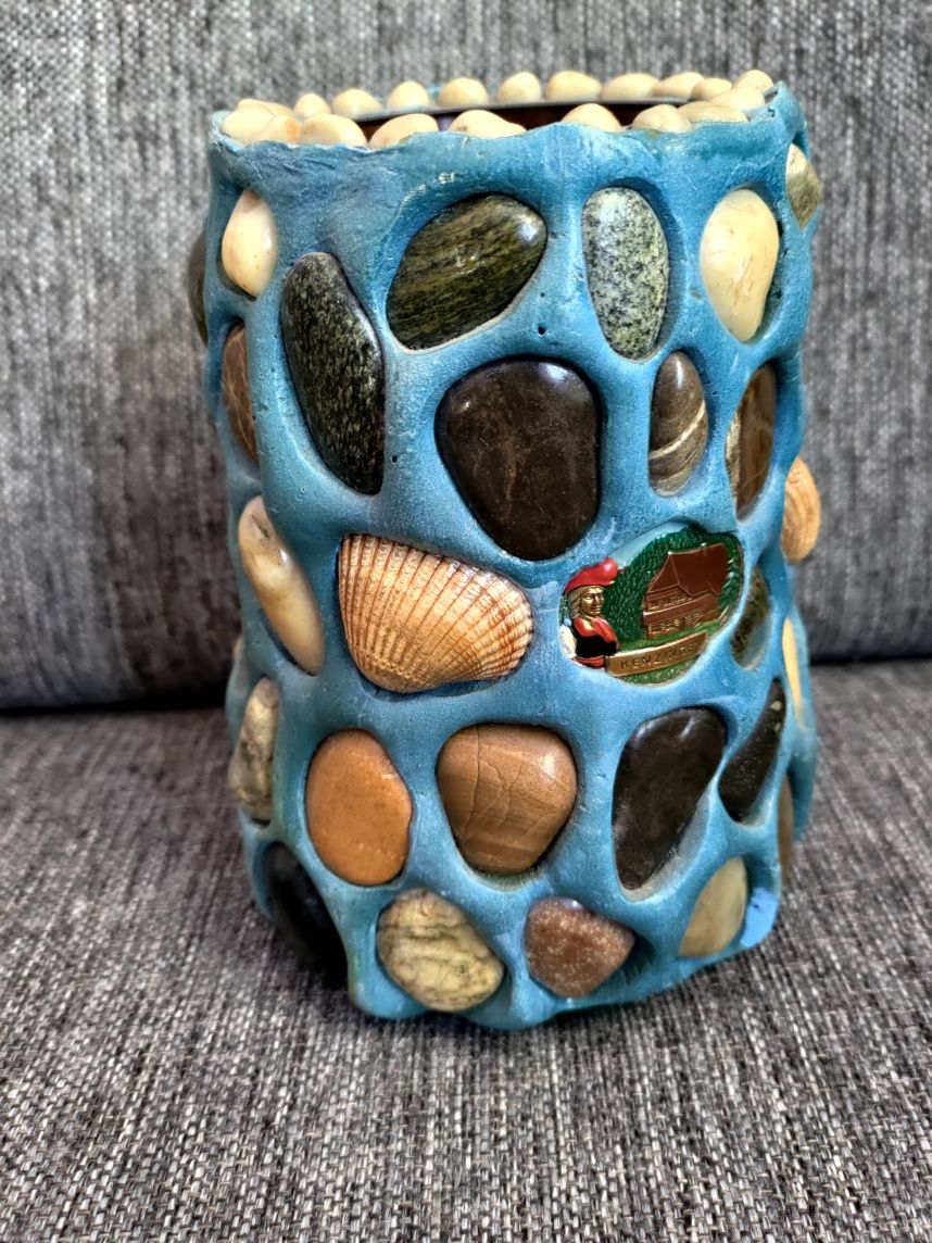 Vaza decorata cu pietre, moneda, scoici
