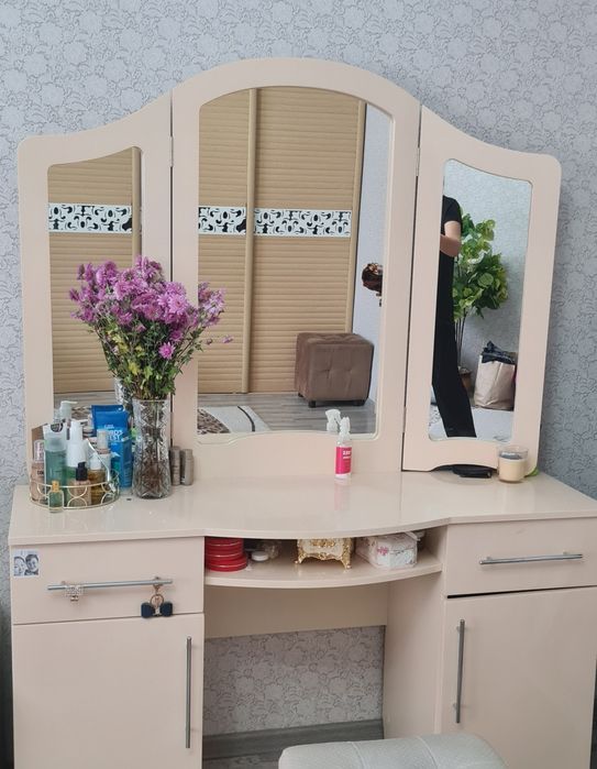 Продам туалетный столик,трюмо