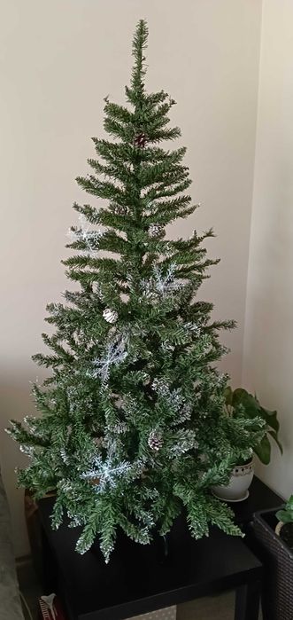 Продавам изкуствена елха със няг