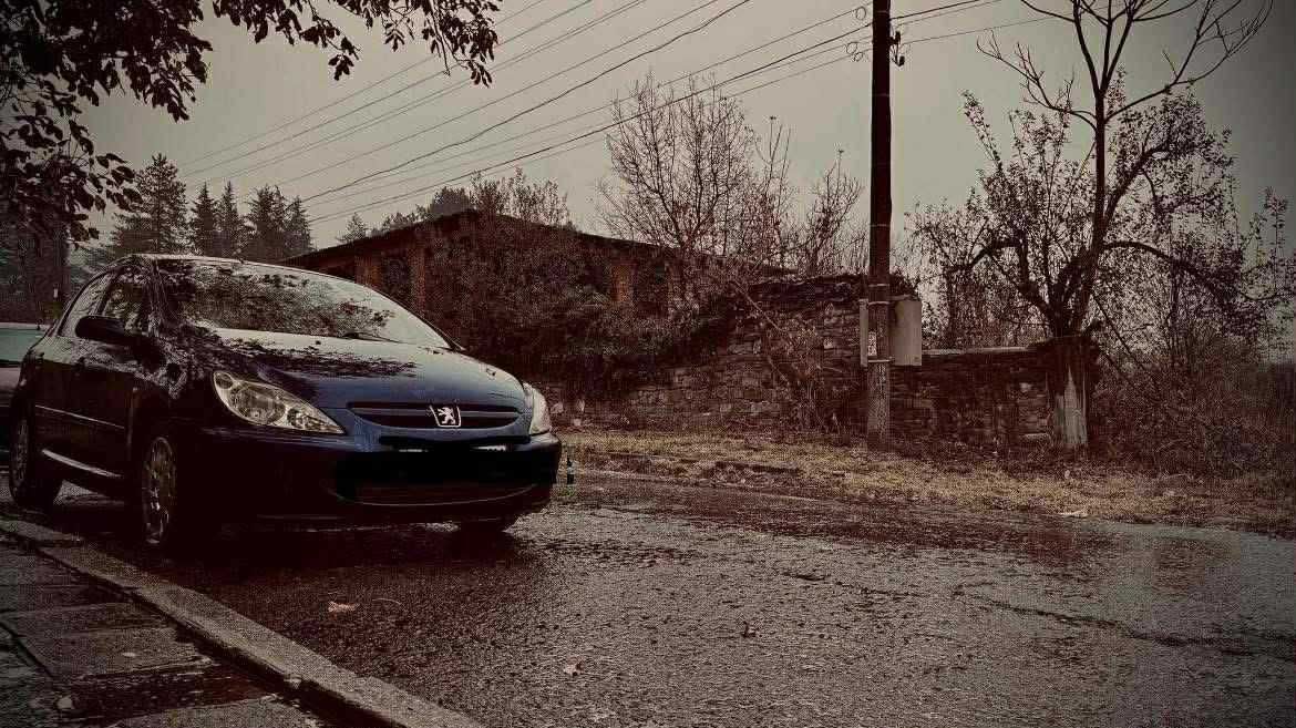 Продавам лек автомобил