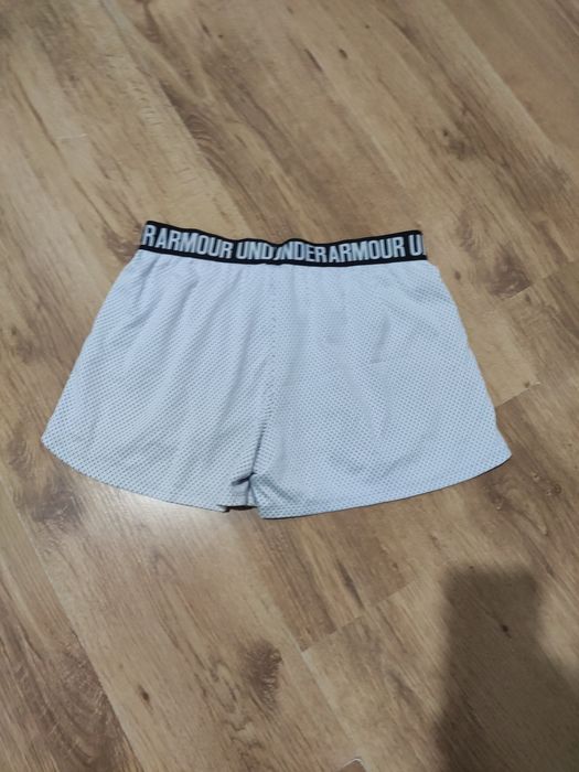 Pantaloni scurți de damă Under Armour mărimea S/M