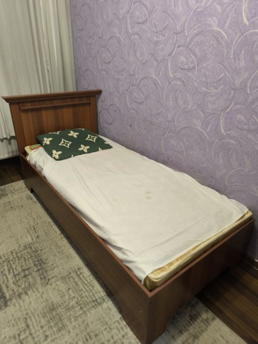 Срочно сотилади кровать ва трюмо