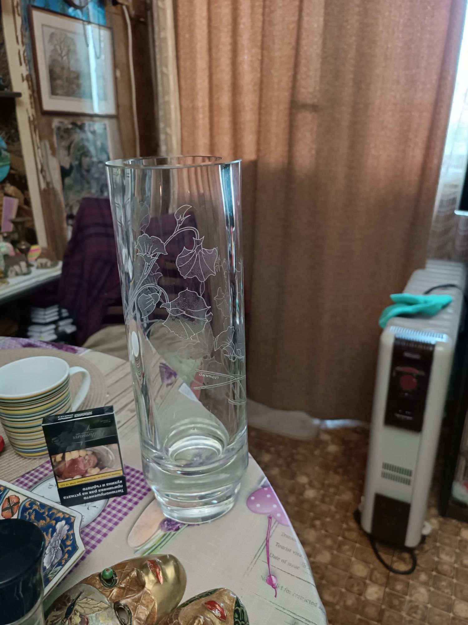 Продавам уникална инкрустирана стъклена ваза от масивно стъкло.