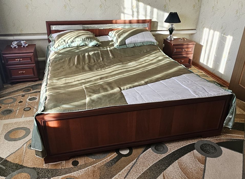 Продам спальный гарнитур