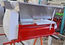 Desciorchinator struguri cu motor, cuva, ax melcat, separator inox