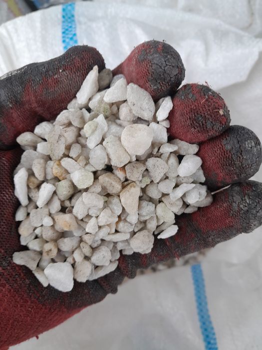 Țiglă veche, pietriș alb