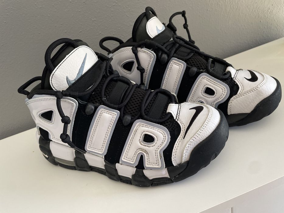 Vand adidasi Nike Air More