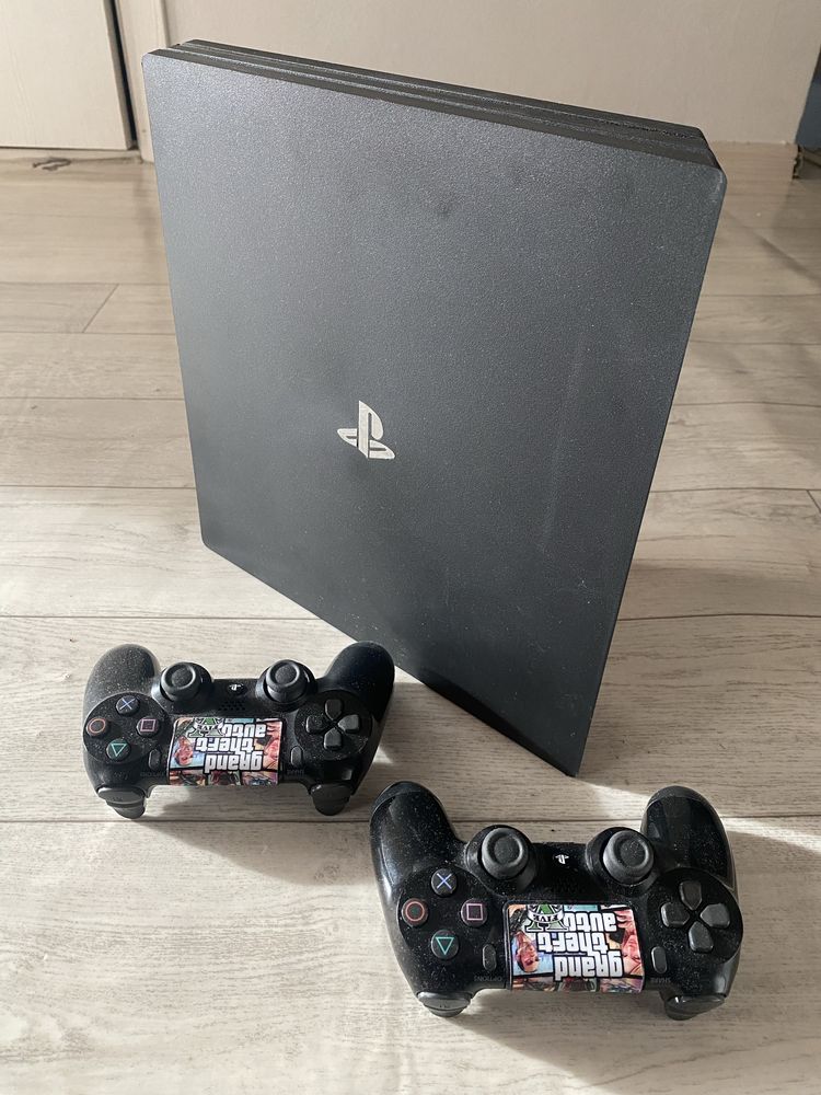 Ps 4 pro почти новый