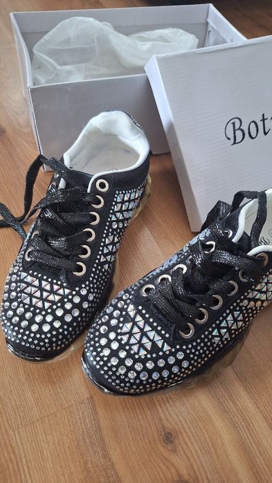 Дамски обувки с камъни