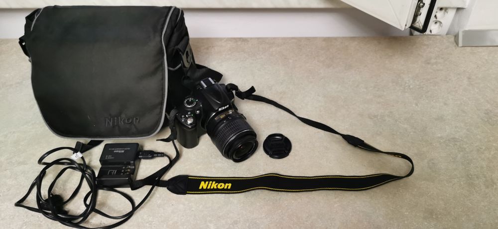 Aparat foto DSLR Nikon D5000, obiectiv 18-55mm f/3.5-5.6 AF-S DX VR