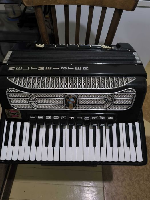 Продавам акордеон WELTMEISTER SUPITA