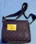 Оригинална чантичка на Louis Vuitton