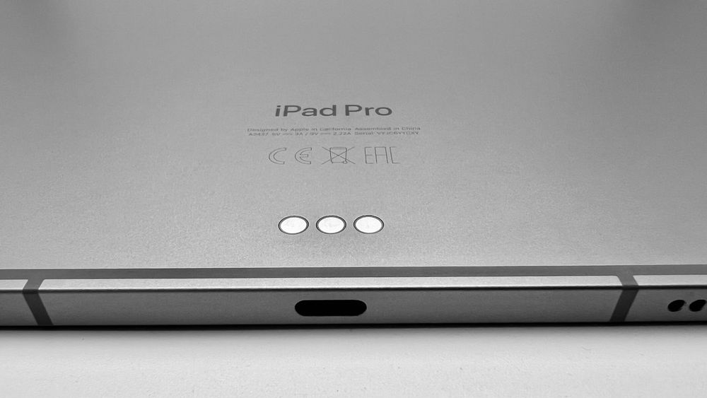 iPad Pro 12.9-inch (6th Gen) Wi-Fi + Cellular /Apple Magic Keyboard