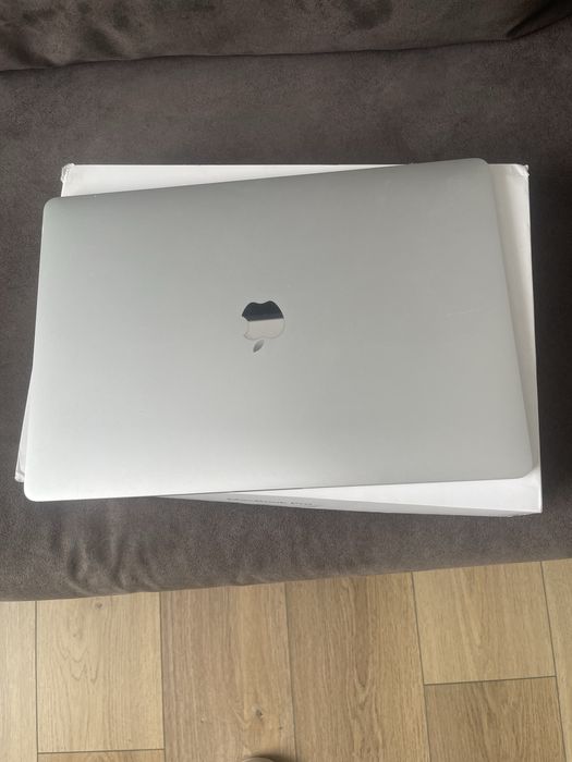 MacBook Pro argintiu