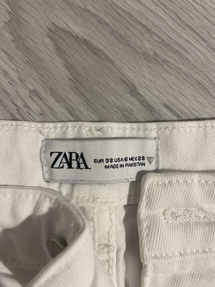 Бели дамски панталони от Зара