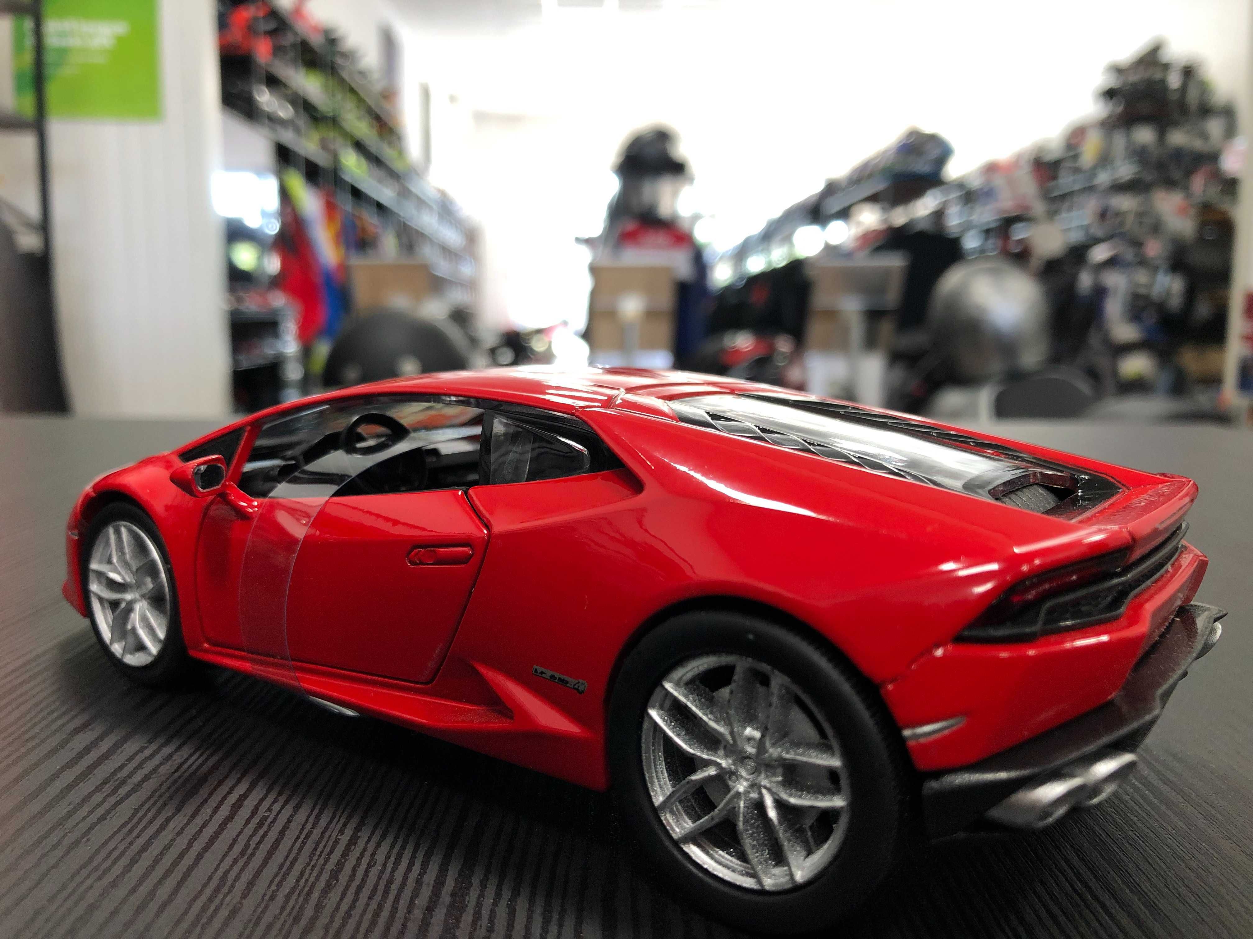 Рядък модел метална колекционерска количка LAMBORGHINI HURACAN 1:24