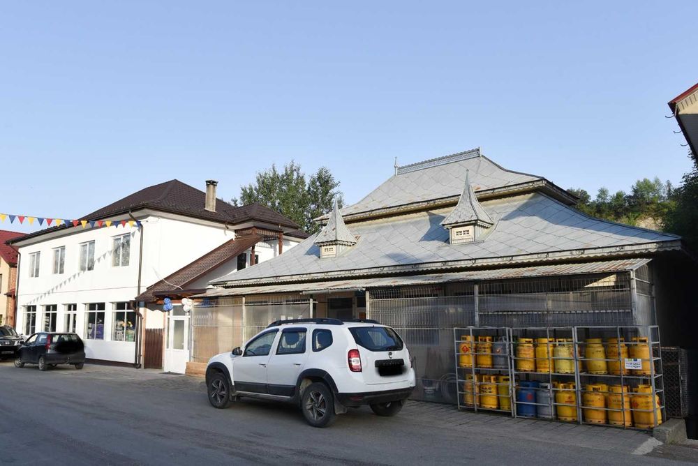 Vând două clădiri comerciale in Nereju [afacere la cheie)