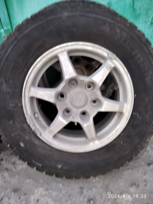Продам 2 комплекта шин 235/70R16
