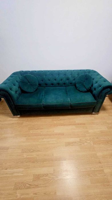 Canapea model Chesterfield din catifea verde smarald