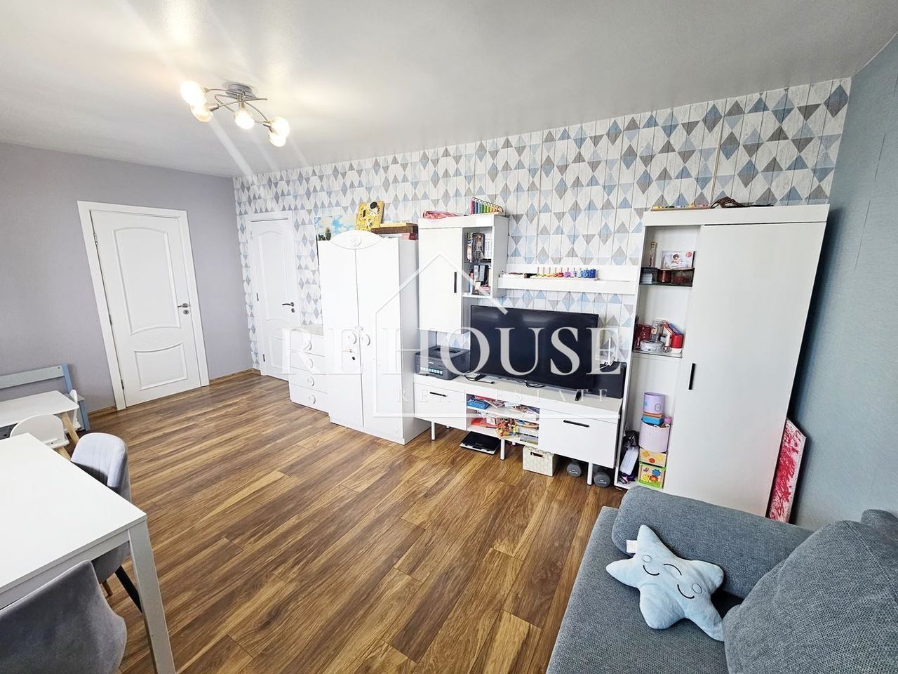 Продава се Двустаен апартамент в Варна, Левски - 70 кв.м за 1986 €/кв.м - Снимка #1