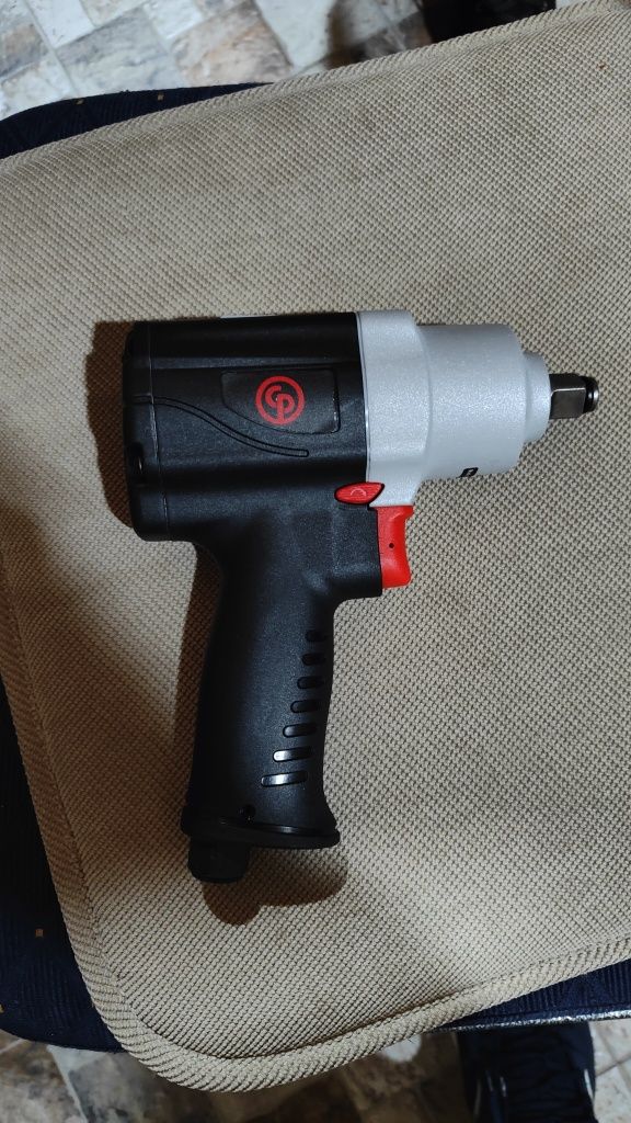 Pistol pneumatic cu inpact