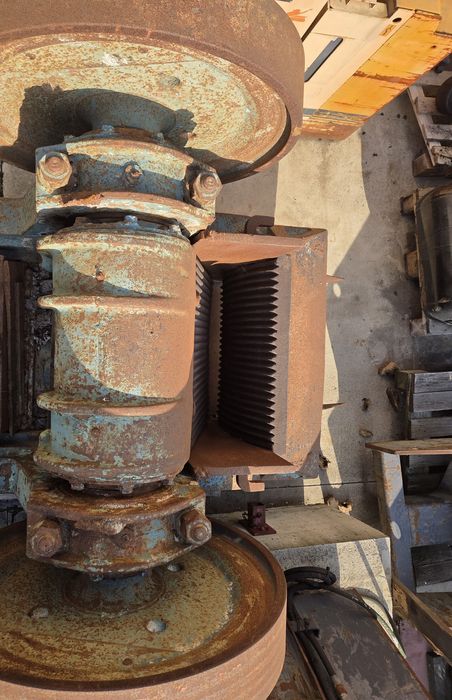 Concasor cu falci 600×250 MEM