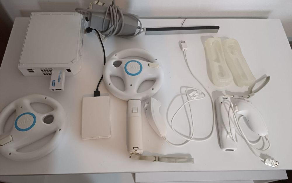 Vând Nintendo Wii + HDD extern cu 700 de jocuri + accesorii