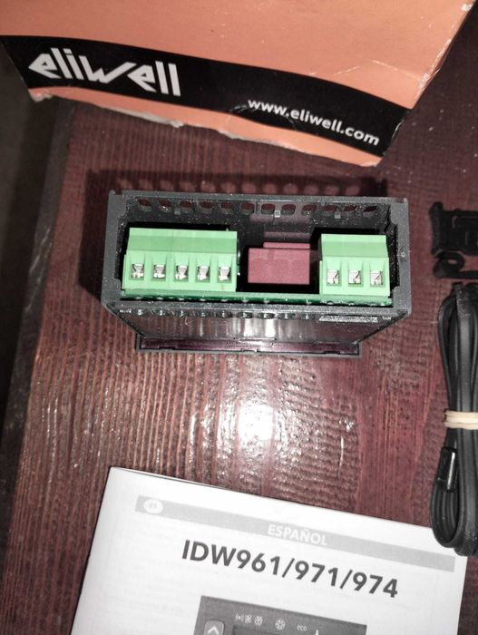 Termostat digital Eliwell Idw196 cu sonda de temperatura.