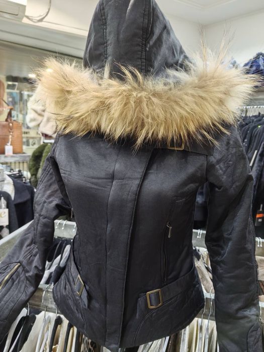 Дамско яке с пухена яка