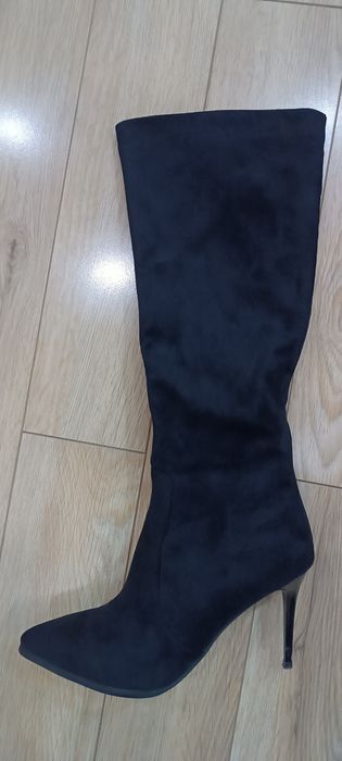 Продаются женские замшевые сапоги 36 размер