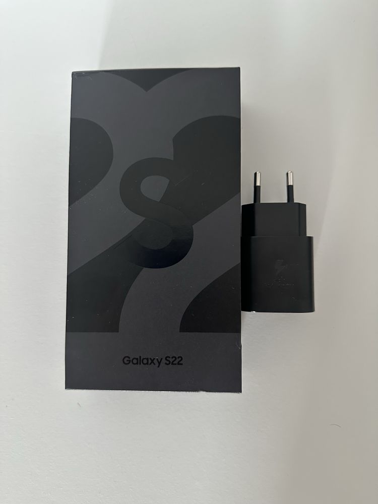 Telefon Samsung Galaxy S22 128GB/8GB NOU + Adaptor original 25W