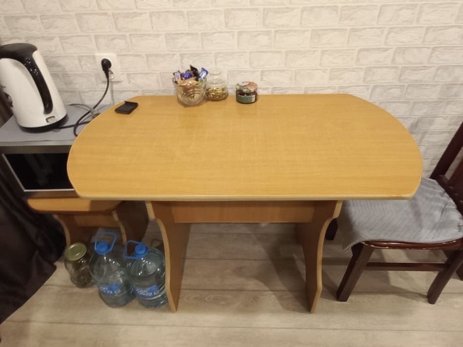 Продам кухонный стол!!