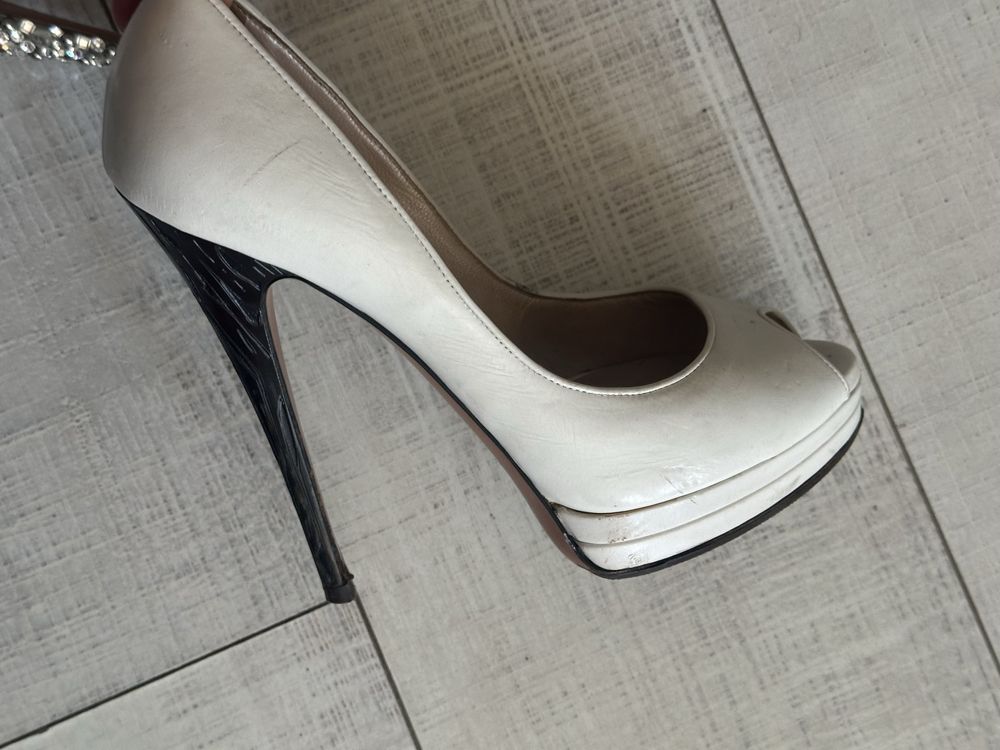 Оригинални бели обувки casadei