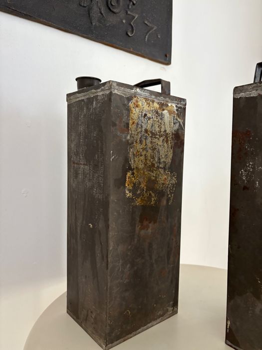 2 canistre vechi din metal pentru ulei de motor perioada interbelica