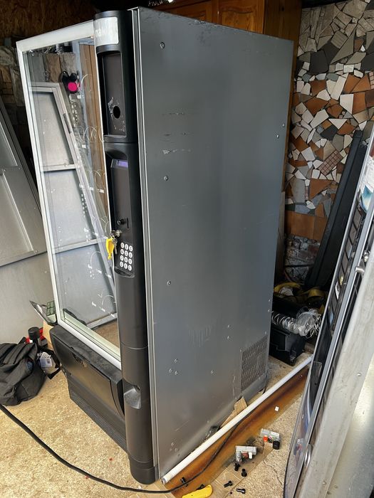 Вендинг машина за храни и напитки Некта Снаки