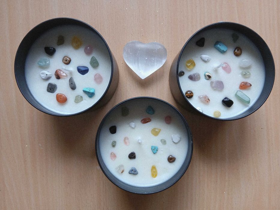 Lumanari parfumate cu uleiuri esentiale si cristale pentru bucurie