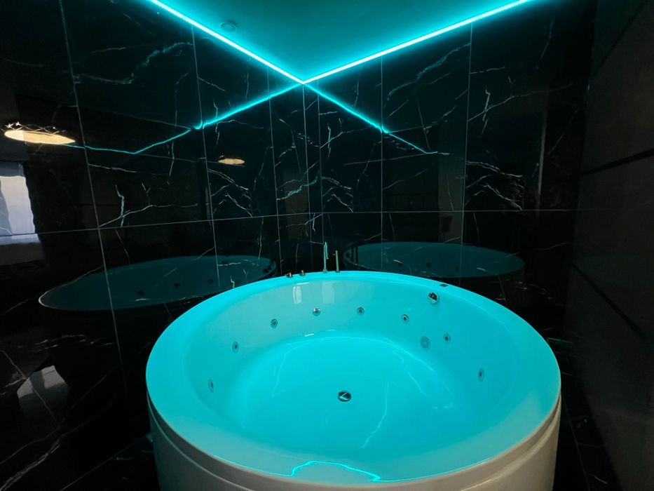 Escapada cu Jacuzzi Privat,Lumini Led și Vin, Pachet Cazare Spa Privat