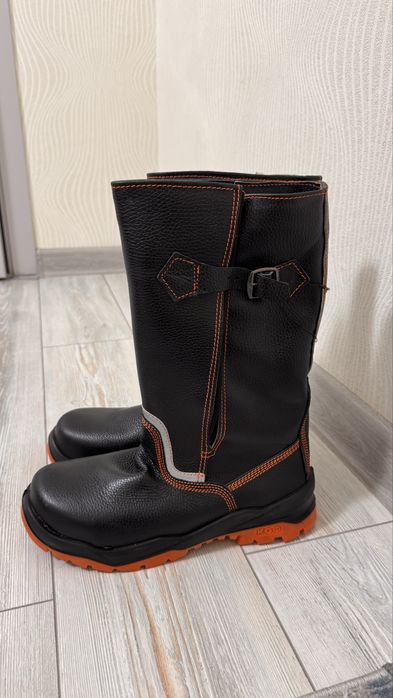 Продам новую рабочую обувь (размер 44)