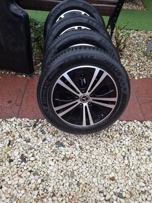 De vânzare un set de jante complete cu anvelope de iarnă plus senzor