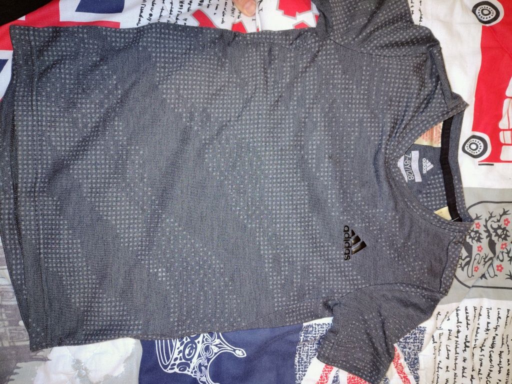 Тениска и къси панталони Guess, Адидас, Зара (Zara)