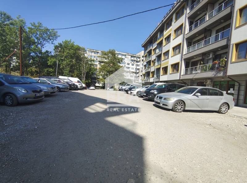 Ексклузивно открито паркомясто за продажба, към нова сграда на ул. Вас