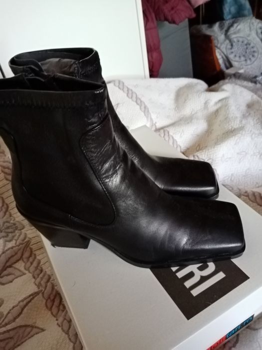 vand ghete noi piele naturala 140 lei marimea 36