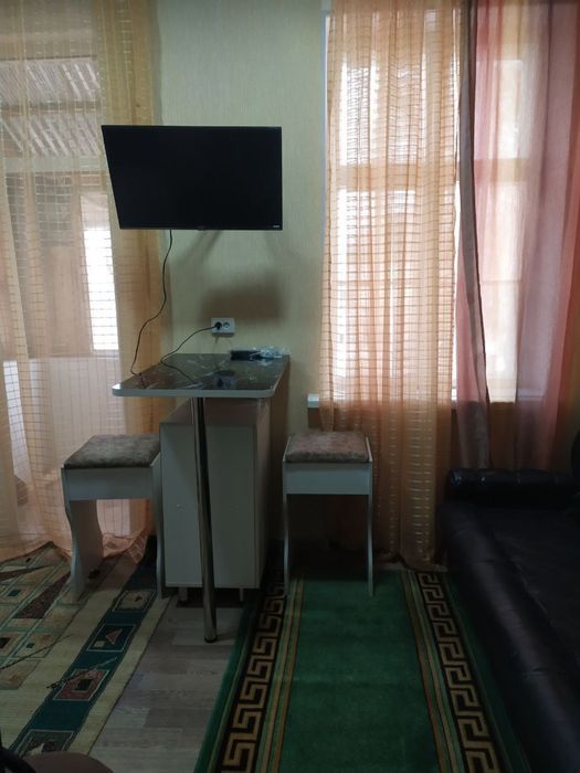 Просторная 1 комнатная с мебелью и техникой в центре Чирчика