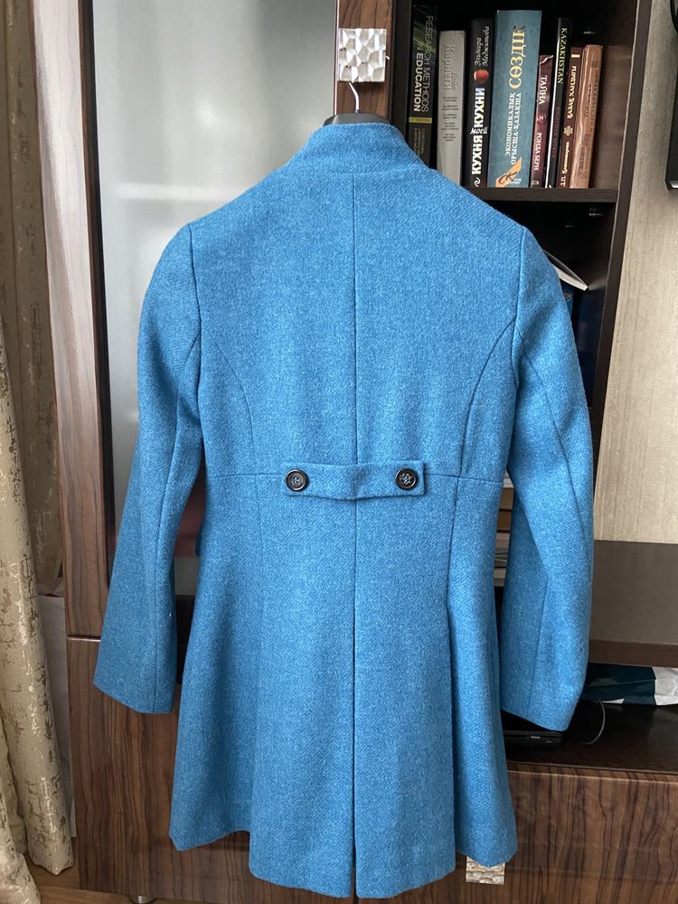 Пальто шерстяное бирюзового цвета - 5000 тенге