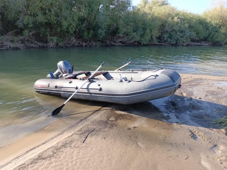 Лодка с мотором.