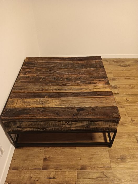 Masa din lemn pătrată