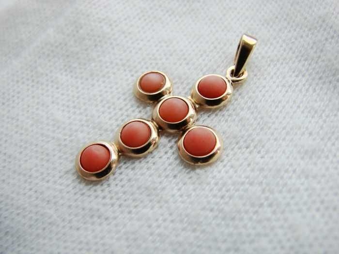 Cruciulita Cruce Aur 14K Cu Coral Natural