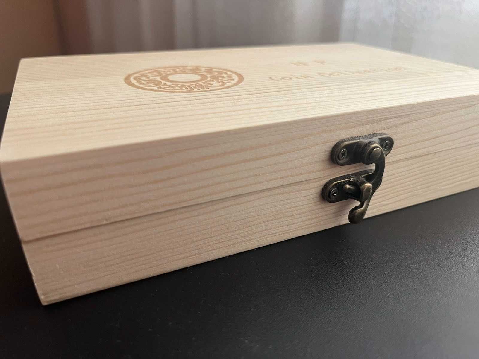 Дървена кутия за монети - 50 бр. + капсули