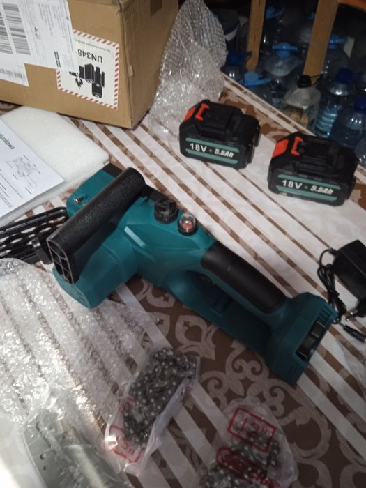 Drujbă cu acumulator, nouă în cutie.